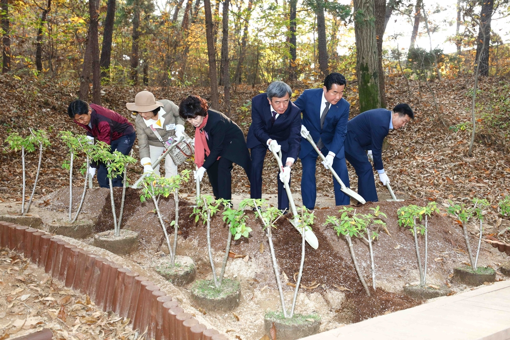 정기환 한국마사회장(오른쪽에서 세 번째) 등이 묘목을 심는 모습. 