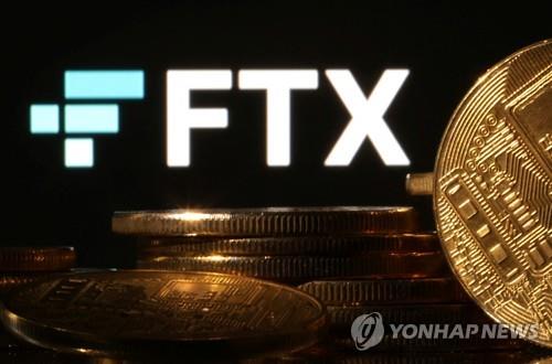 FTX 로고와 가상화폐 모형 이미지