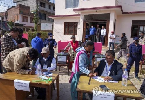 총선 투표를 준비하고 있는 네팔 랄리푸르의 투표소.