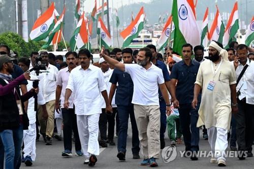인도 하이데라바드에서 지지자들을 이끌고 행진하는 라훌 간디(가운데 손든 이)