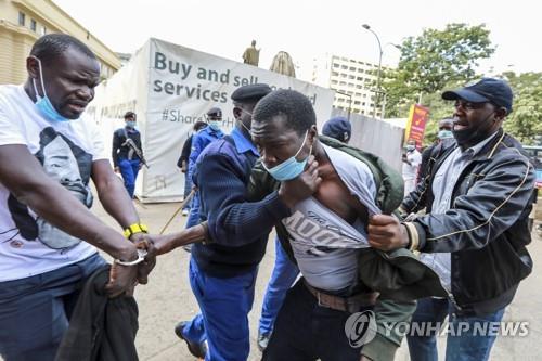 '투항하는 범인 처단' 케냐 경찰, 살인 혐의로 기소