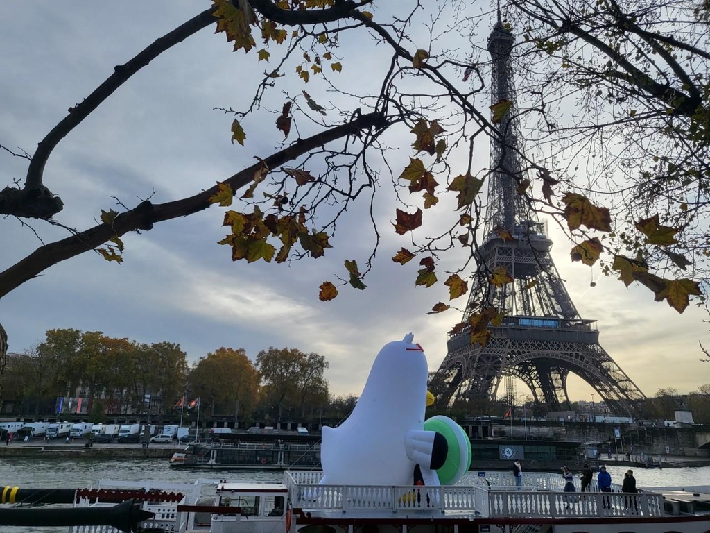 프랑스 파리 에펠탑과 부산시 캐릭터 '부기'