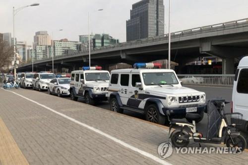 28일 베이징 거리에 주차된 경찰차량들