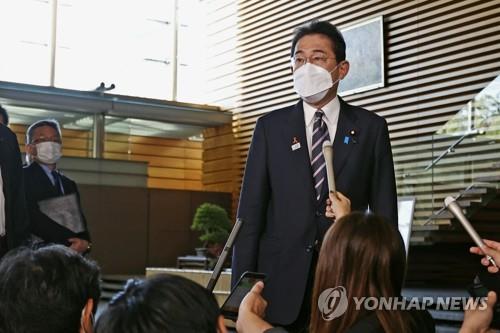 기자들에 답하는 기시다 日 총리