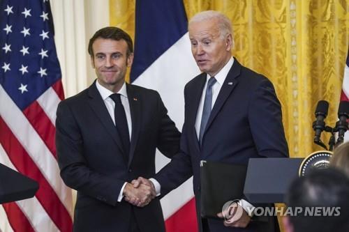 마크롱 프랑스 대통령(좌)과 바이든 미국 대통령