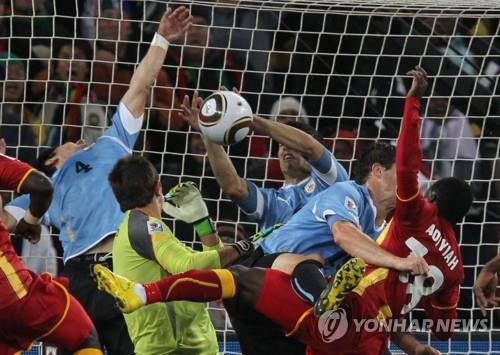 Suárez blocks Ghana goal with 'bad hand' in 2010 World Cup quarter-final in South Africa