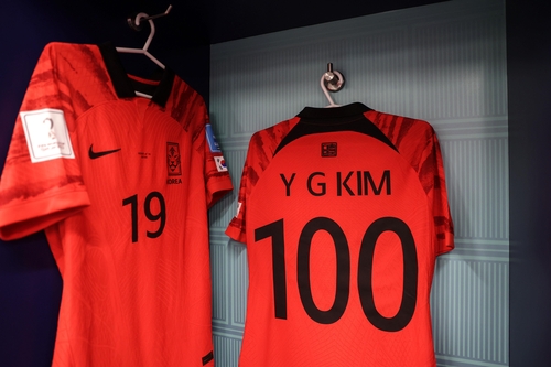 브라질과의 경기에 앞서 대표팀 라커룸에 걸린 김영권의 100경기 출전 기념 유니폼
