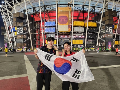 벤투호 응원하는 서덕영(오른쪽) 씨와 김주영 씨