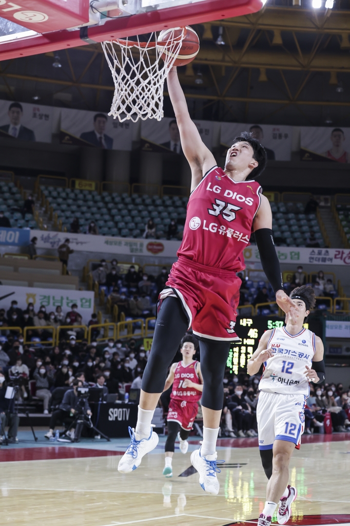 7일 한국가스공사와 경기에서 LG 서민수의 골밑슛 모습.