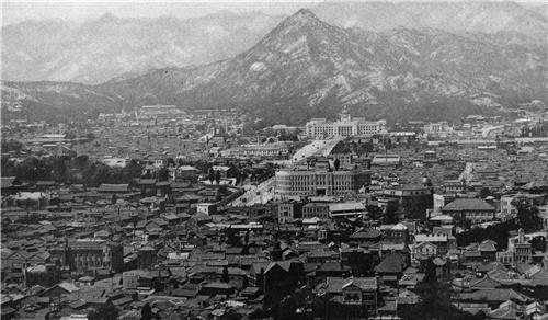 조선총독부(후경)와 경성부 청사(전경)