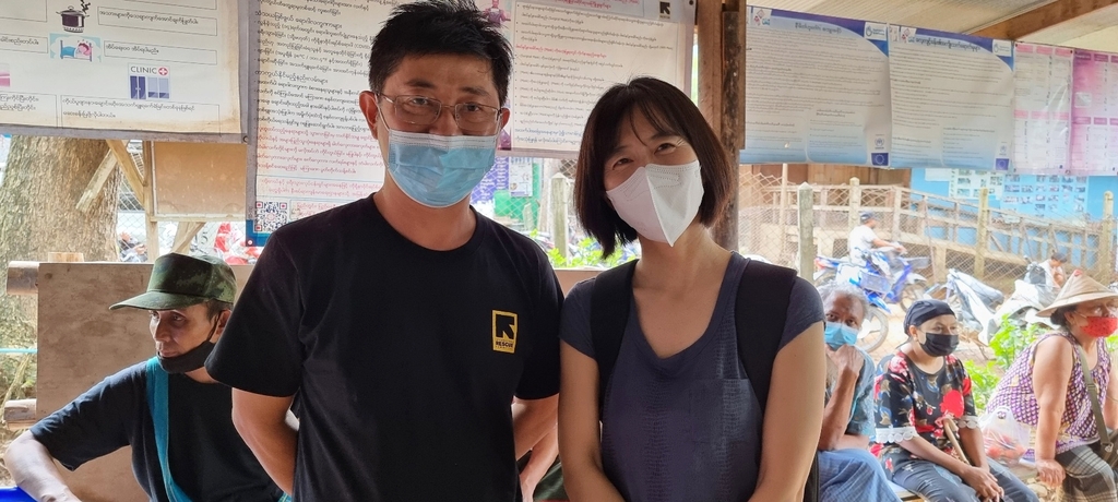 태국 코로나19 대응 현장을 방문한 이은영 IRC 한국 대표(오른쪽)와 현지 직원