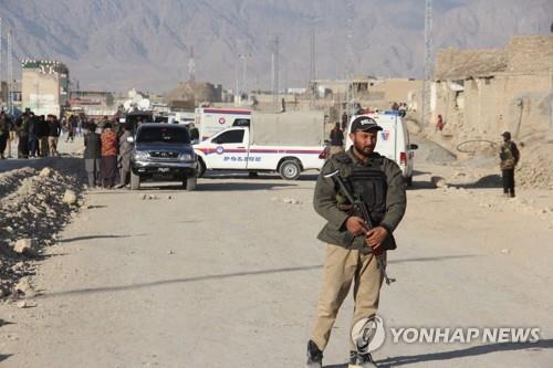 파키스탄 퀘타의 폭탄 공격 현장에서 경계 활동 중인 치안 병력.