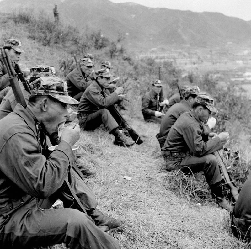 훈련에 참여한 향토예비군들이 야전에서 떡국을 먹고 있다. 1968년 [국가기록원 제공]