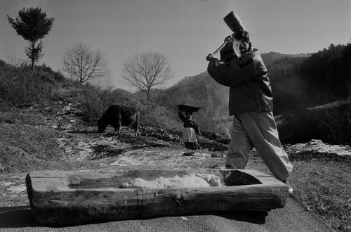 춘천의 농촌 마을에서 서울 앞두고 떡메질을 하는 주민 1988년[연합뉴스 자료사진]