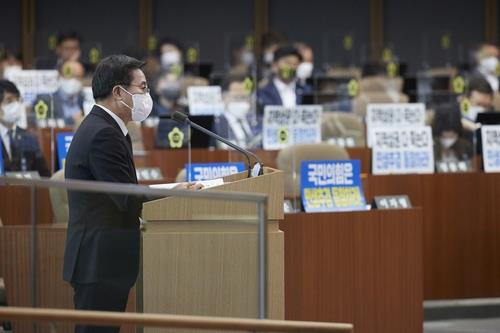 지난해 11월 도의회 도정질문에 답하는 김동연 지사 