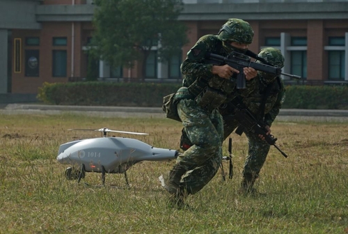 대만군, 신형 드론 첫 실전훈련…"중국군 헬기 착륙저지"
