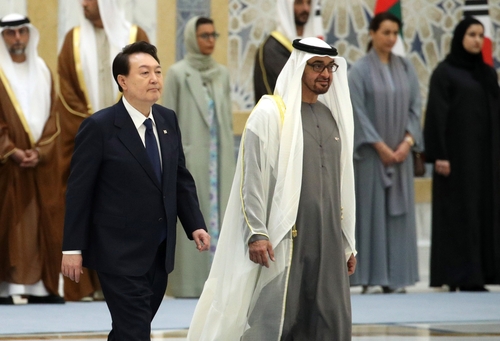 UAE 의장대 사열하는 한-UAE 대통령