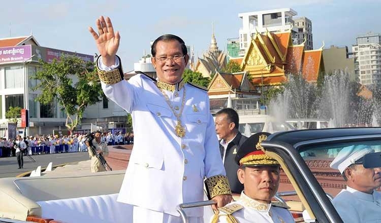 캄보디아 시민들에게 손을 흔들고 있는 훈센 총리