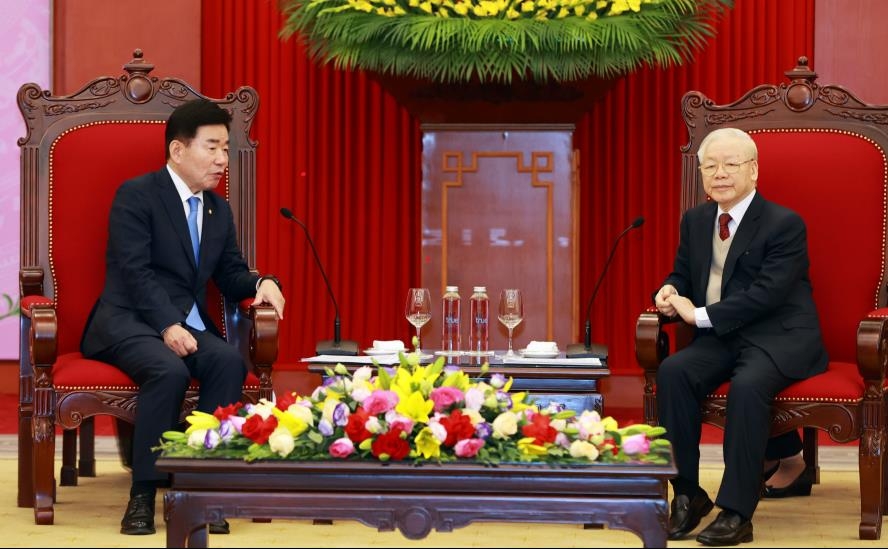 17일 하노이에서 응우옌 푸 쫑 베트남 공산당 서기장과 만난 김진표 국회의장