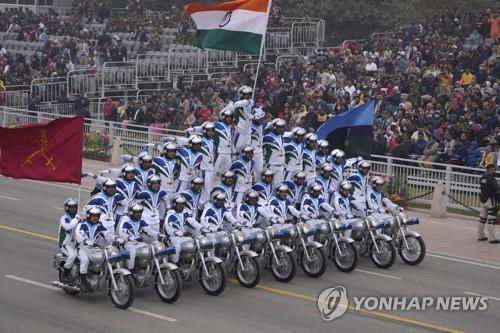 26일 인도 공화국의 날 행사에서 군인들이 선보인 오토바이 곡예