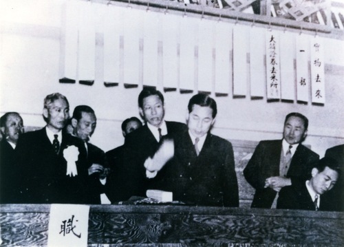 서울 명동 대한증권거래소 증권시장 개장식 후 첫 거래 모습. 1956년 [한국거래소 제공]