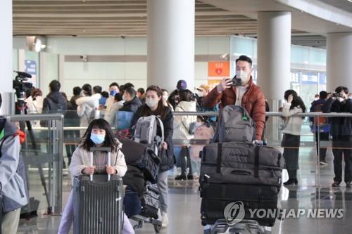 1월8일 베이징 서우두 공항을 통해 중국에 들어온 여행객들