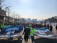 이태원유족, 서울광장 기습 추모집회…경찰, 해산절차 돌입