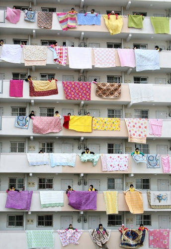 부산적십자사 회원들이 부산의 한 아파트에서 이불 빨래 봉사를 하고 있다. 2009년 [연합뉴스 자료사진]