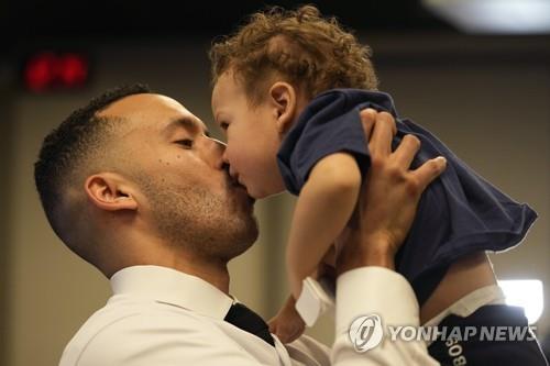 미네소타와 계약 후 첫 아이를 안은 카를로스 코레아