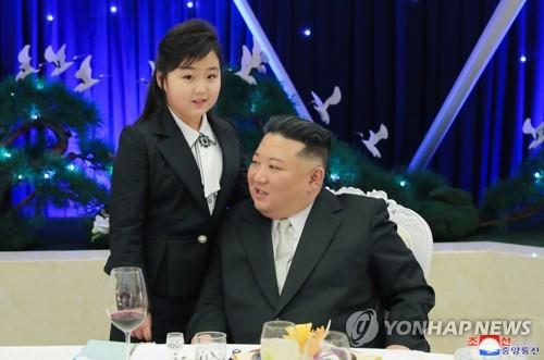 김정은, 딸 김주애와 '건군절' 기념연회 참석