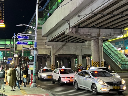 서울 광진구 건대입구역 인근 택시들