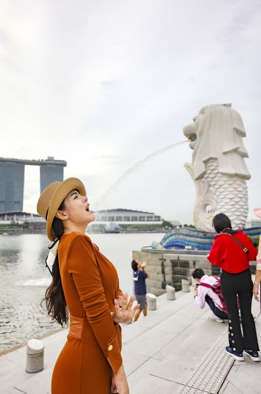 싱가포르의 상징 머라이언 동상 앞에서 기념촬영을 하는 관광객 [사진/성연재 기자] 