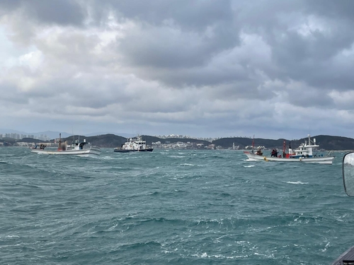 포항 앞바다서 1명 탄 어선 침수…승선원 구조