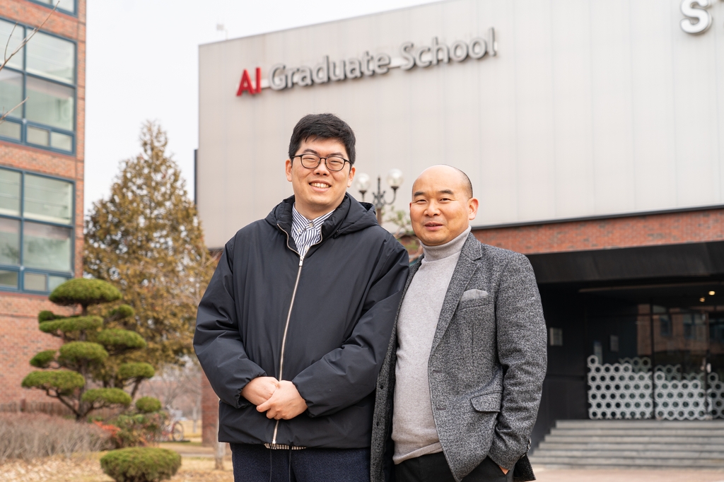 김만제 박사(왼쪽)와 안창욱 교수