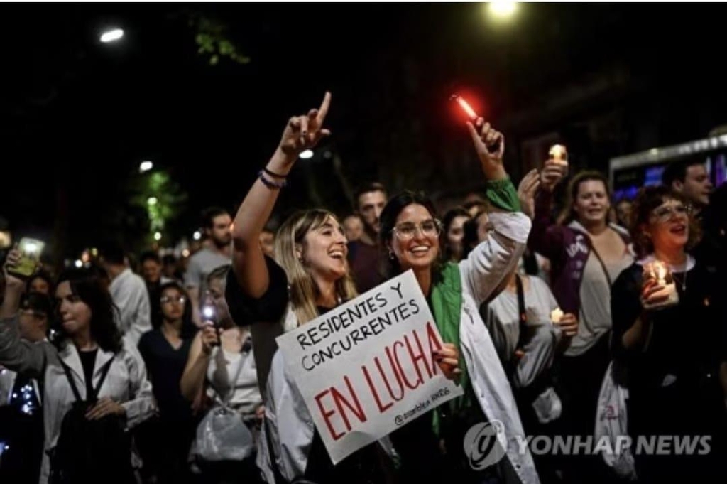 월급 인상을 요구하며 촛불시위를 하는 아르헨티나 국립병원 레지던트들