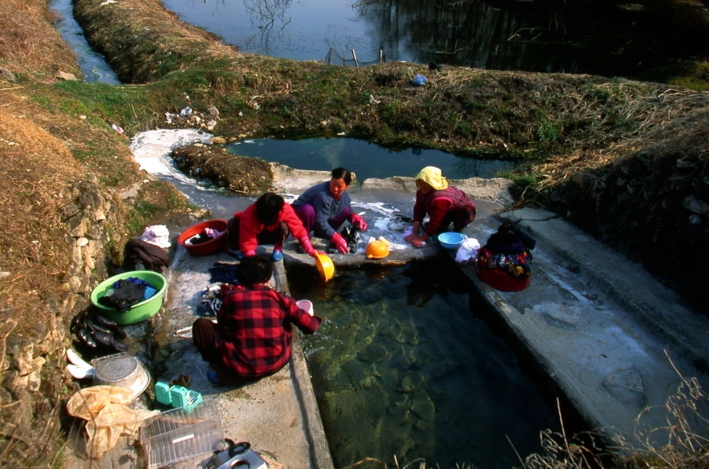충북 옥천군의 한 빨래터에 모여 빨래하는 여인들. 1993년 [연합뉴스 자료사진]