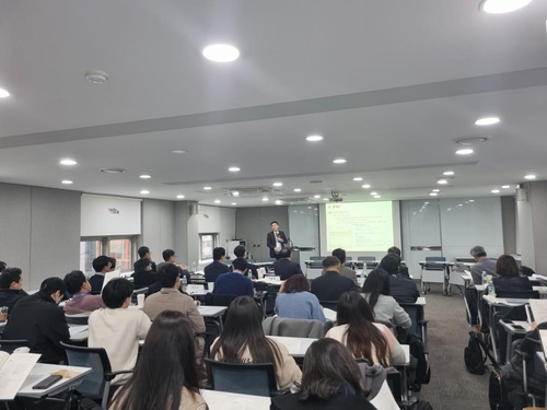 한국주택학회와 대한국토·도시계획학회, 한국부동산분석학회는 24일 '주택가격지수 특성 비교와 개선 방향'을 주제로 공동 세미나를 개최했다.[김치연 기자, chic@yna.co.kr]