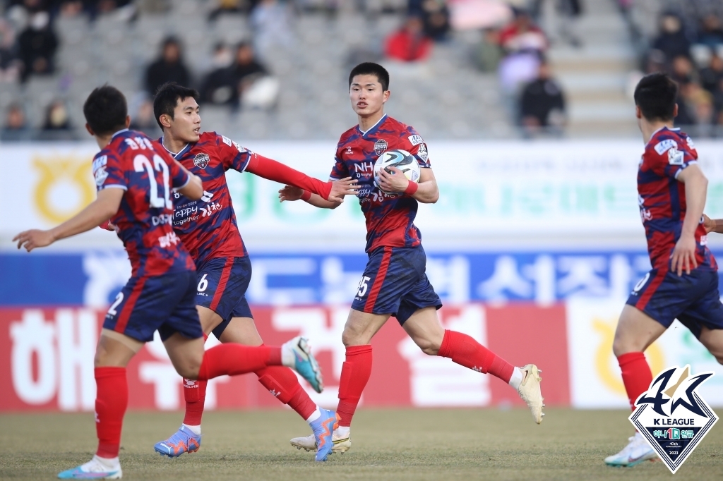 충남아산전에서 동점골을 터트린 김천 이상민.