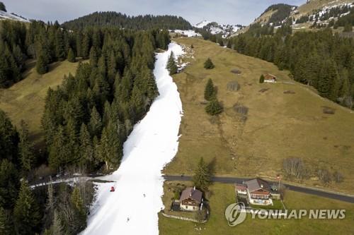 온화한 날씨로 눈이 부족한 스위스 알프스의 한 스키장 [AP 연합뉴스 자료 사진. 재판매 및 DB 금지 