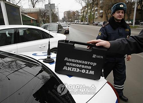 음주운전 단속하는 러시아 경찰관