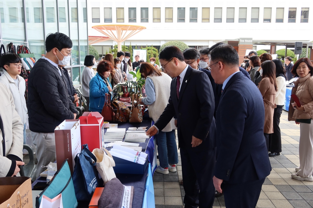 경남도청서 열린 장애인생산품 전시·판매행사