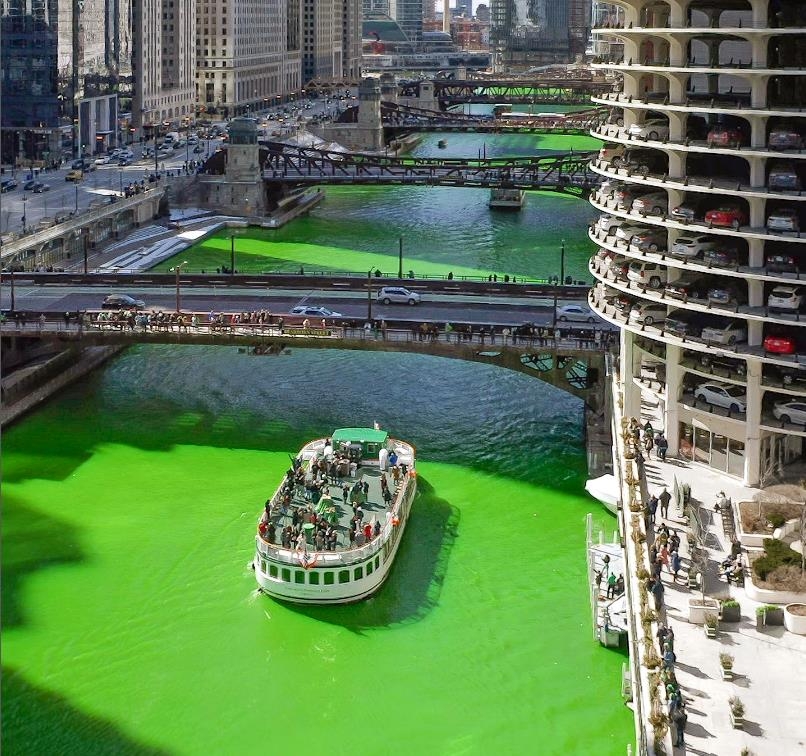'성 패트릭의 날'을 맞아 초록색으로 염색된 시카고강