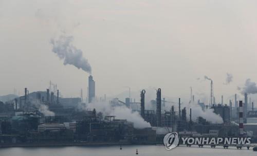 공장 굴뚝에서 피어오르는 연기[연합뉴스 자료사진]