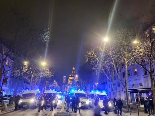 프랑스 파리 보방 광장을 차단한 경찰