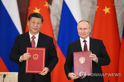 공동 성명 서명한 시진핑 중국 국가주석과 블라디미르 푸틴 러시아 대통령
