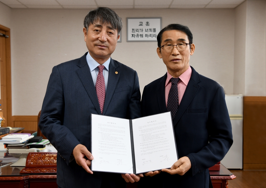 기념촬영하는 이계영 부총장(왼쪽)과 박용구 삼성유학원장