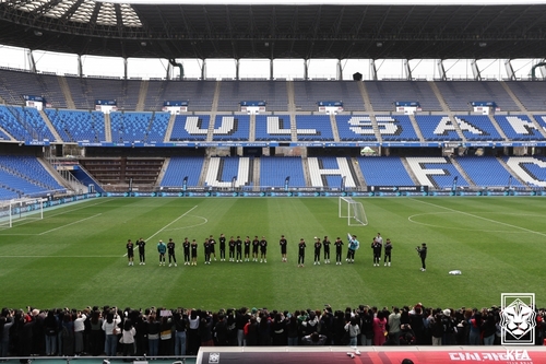 오픈 트레이닝 찾아온 팬들에게 인사하는 축구 대표팀 선수들