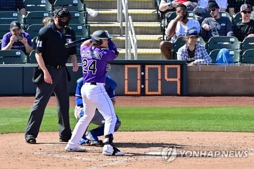 피치클록에 맞춰 타격 자세를 취한 타자