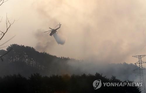 산불 진화하는 헬기. [연합뉴스 자료 사진]