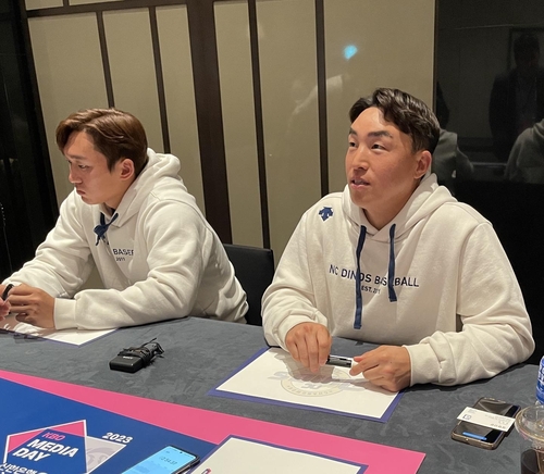 미디어데이가 끝난 뒤 인터뷰하는 NC 손아섭(오른쪽)과 구창모